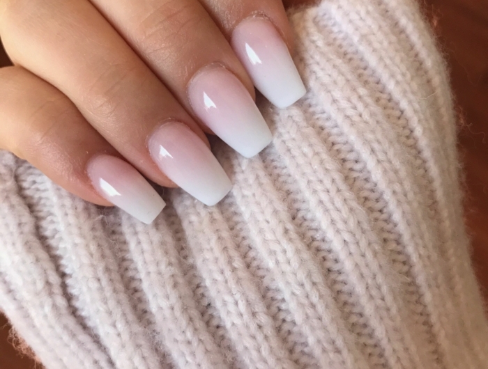 weißer pullover dame elegante maniküre minimalistisch inspiration schöne gelnägel weiß pinker nagellack inspo