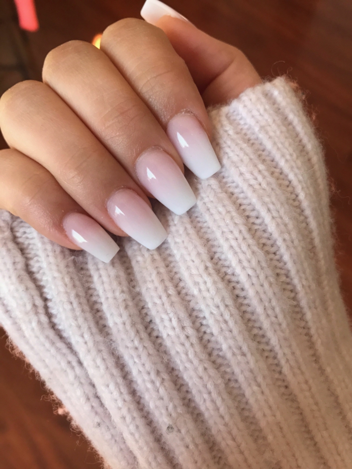 weißer pullover dame elegante maniküre minimalistisch inspiration schöne gelnägel weiß pinker nagellack inspo