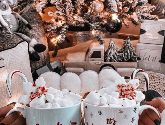 wohnzimmer festlich dekoriert weiße und schwarze weihnachtskugeln geschenke unter baum frauen mit weihnachtsgetränk mit marshmallows christmas wallpaper hd