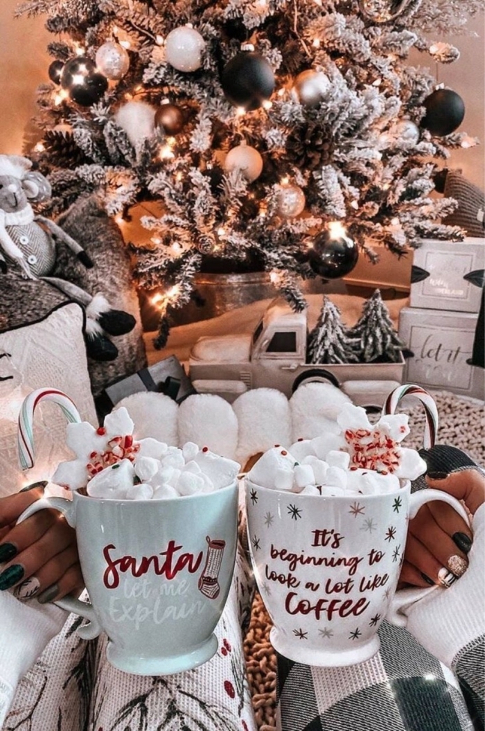 wohnzimmer festlich dekoriert weiße und schwarze weihnachtskugeln geschenke unter baum frauen mit weihnachtsgetränk mit marshmallows christmas wallpaper hd