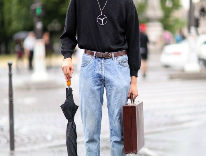 90er mode typisch mode der 90er männer style 90er mode mann schwarze rollkragenpulli heöe jeans regenschirm