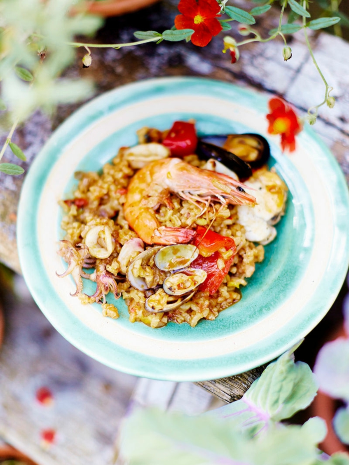 abendessen inspiration paella mit meeresfrüchten reisgerichte ideen spanische gerichte zubereiten rote blume große garnelle