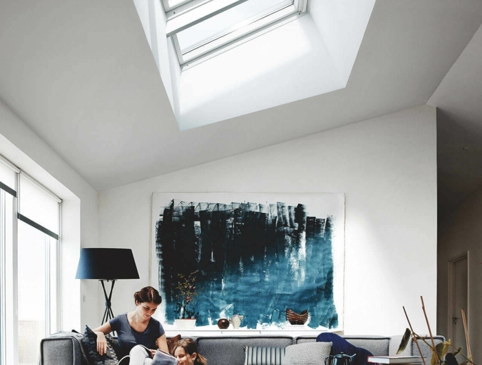 abstraktes gemälde velux dachfenster größen modernes sofa grau wohnzimmer einrichtung inspiration mutter und kind