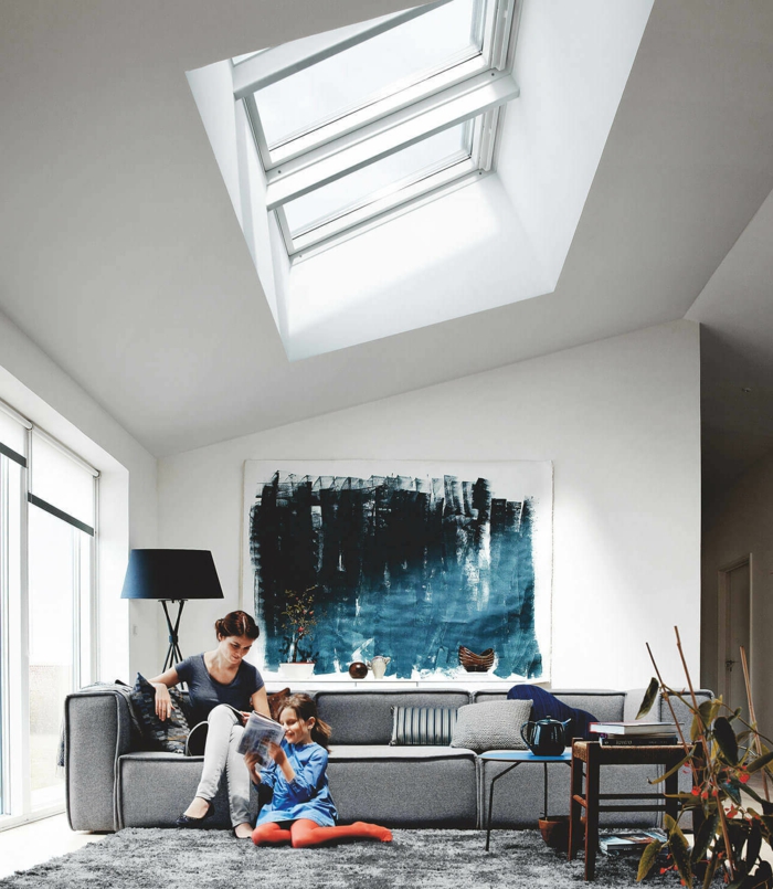 abstraktes gemälde velux dachfenster größen modernes sofa grau wohnzimmer einrichtung inspiration mutter und kind