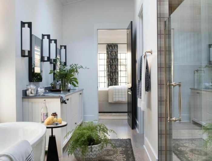 badezimmer mit duschkabine modern velux dachfenster austauschen vintage teppich grüne pflanze dekoration große badewanne