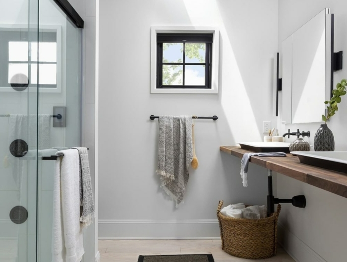 badezimmer mit duschkabine und kleinem fenster velux fenstergrößen schwarzer teppich innenenausstattung klassisch