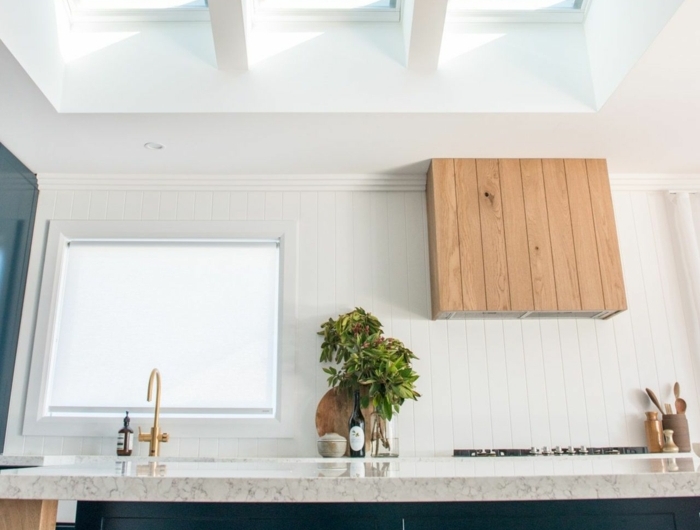 blau weiße küche mit fenster inspiration dachfenster austauschen holz akzente moderne inneneinrichtung inspiration ideen