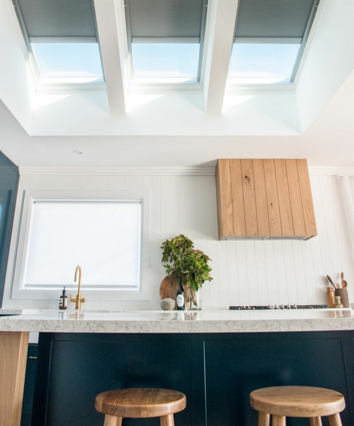 blau weiße küche mit fenster inspiration dachfenster austauschen holz akzente moderne inneneinrichtung inspiration ideen