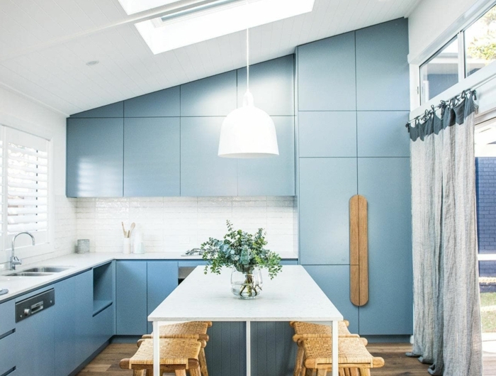 blaue küche mit insel dachfenster austauschen informationen stühle aus holz moderne inneneinrichtung inspo ideen holzboden