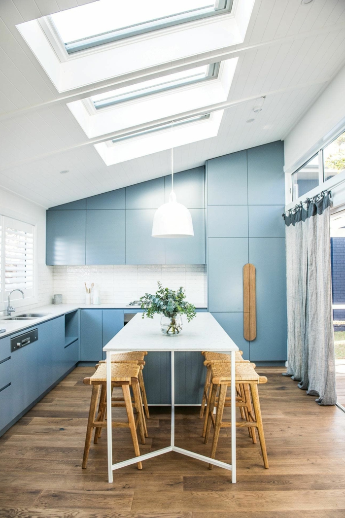 blaue küche mit insel dachfenster austauschen informationen stühle aus holz moderne inneneinrichtung inspo ideen holzboden