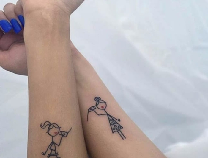 blaue maniküre mama tochter tattoo mädchen figuren mit becher telefon kreative inspiration tattoos