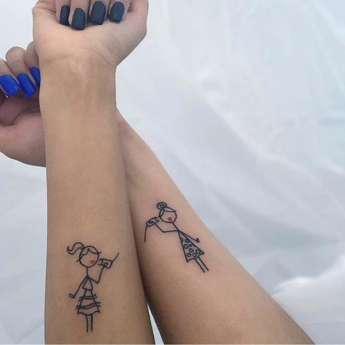 blaue maniküre mama tochter tattoo mädchen figuren mit becher telefon kreative inspiration tattoos