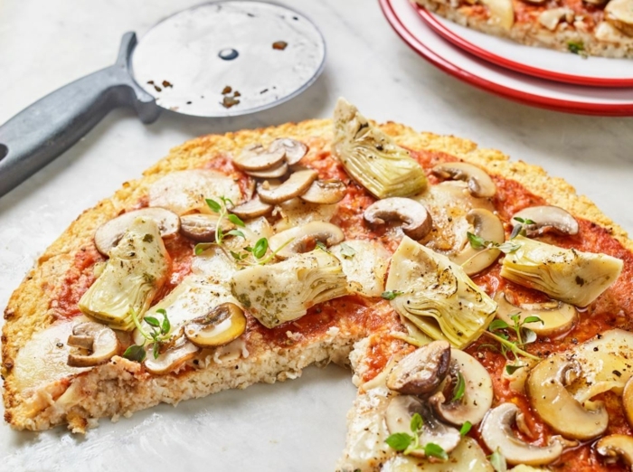 blumenkohl rezepte eine blumenkohl pizza mit.champignons und paprikaschotten und tomaten