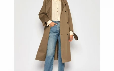 brauner trenchcoat victoria beckham casual style modernes outfit inspiration oversized jeans braune sandalen