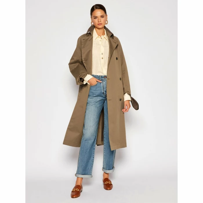 brauner trenchcoat victoria beckham casual style modernes outfit inspiration oversized jeans braune sandalen
