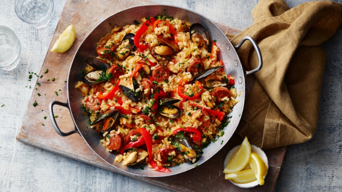 braunes tuch hänchen paella mit gemüse gesunde ernährung klassische spanische gerichte mittagessen