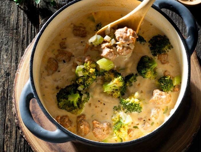 brokkoli wurst suppe rezepte für dutch oven leckere gerichte abendessen ideen großer löffel aus holz runder schneidebrett