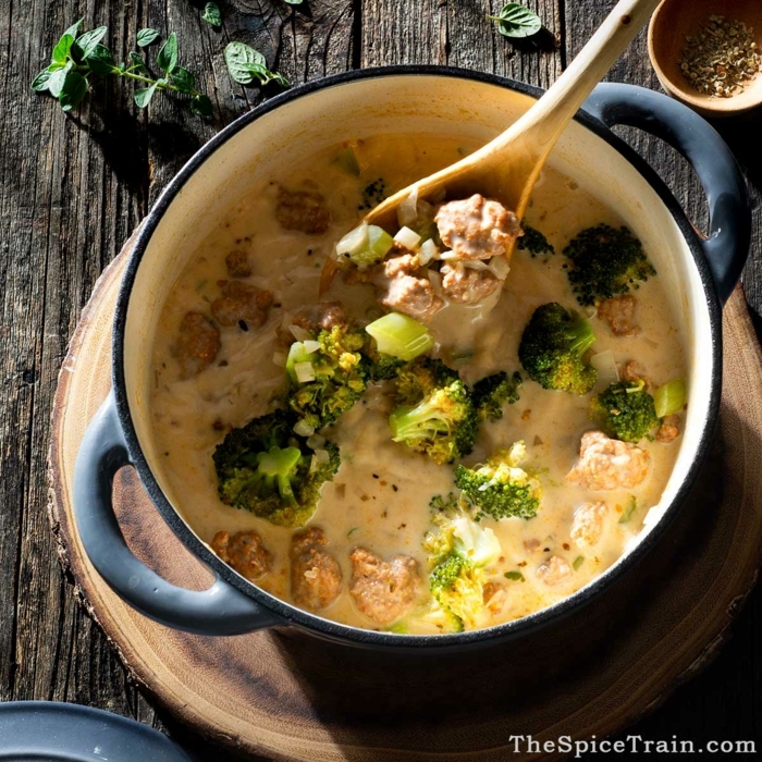 brokkoli wurst suppe rezepte für dutch oven leckere gerichte abendessen ideen großer löffel aus holz runder schneidebrett