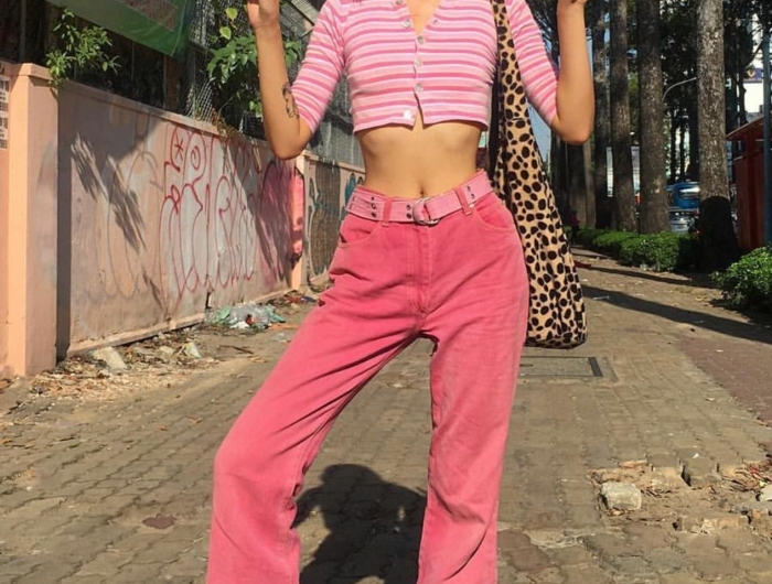 cooles pinkes outfit rosa crop top weiße sneakers baddie aesthetic inspo street style fotografie pinke sonnenbrillen