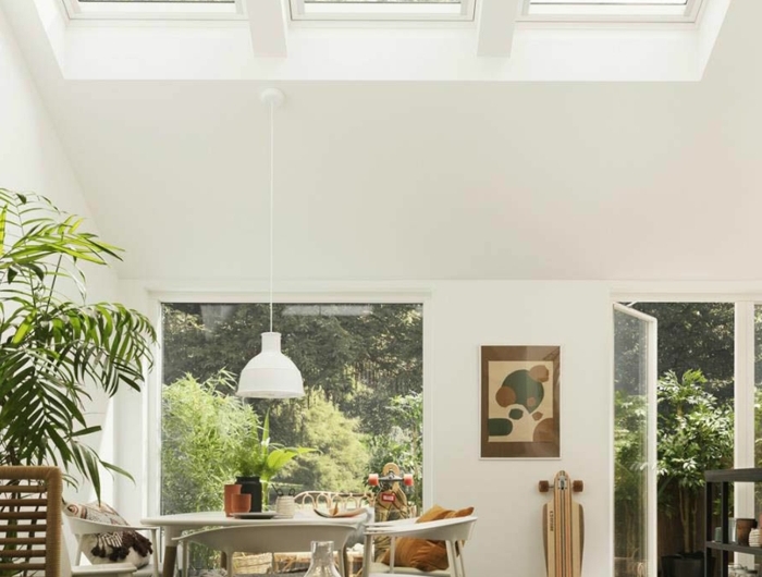 dekoration grüne pflanzen runder kaffeetisch velux dachfenster größen wohnzimmer einrichtung modern haus mit terrasse