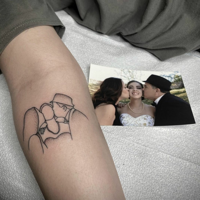 familienfoto tätowierung mama papa tattoo am arm kreative ideen für persönliche tattoos