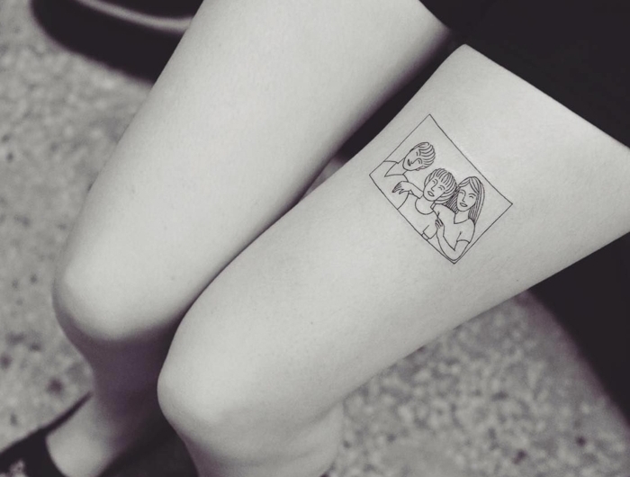 familienporträt tätowierung am schenkel mama papa tattoo schwarz weißes foto