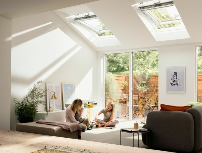 frau mit zwei kindern velux austauschfenster modernes wohnzimmer minimalistisch scandi style inspiration ideen inneneinrichtung deko pflanze