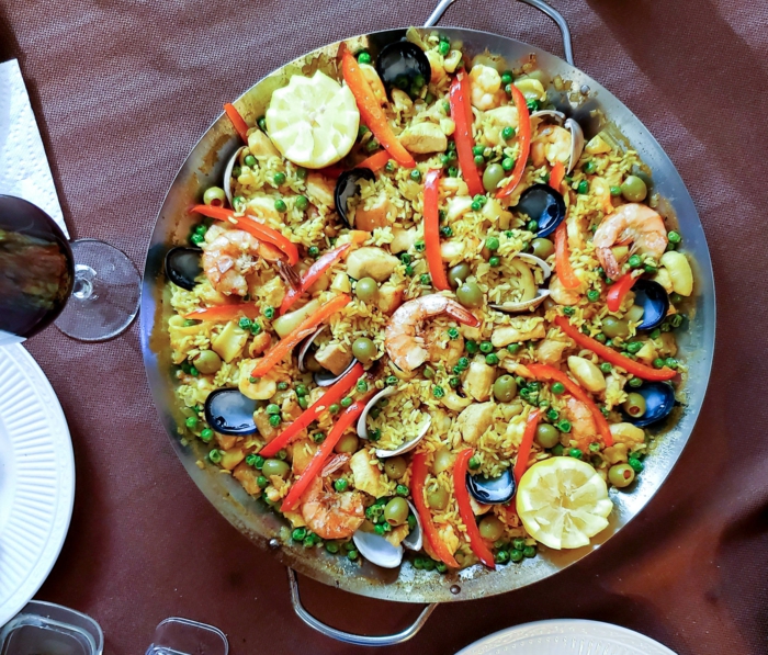garnellen miesmuscheln paella mit meeresfrüchten und gemüse reisgerichte spanien klassische gerichte kochen ideen