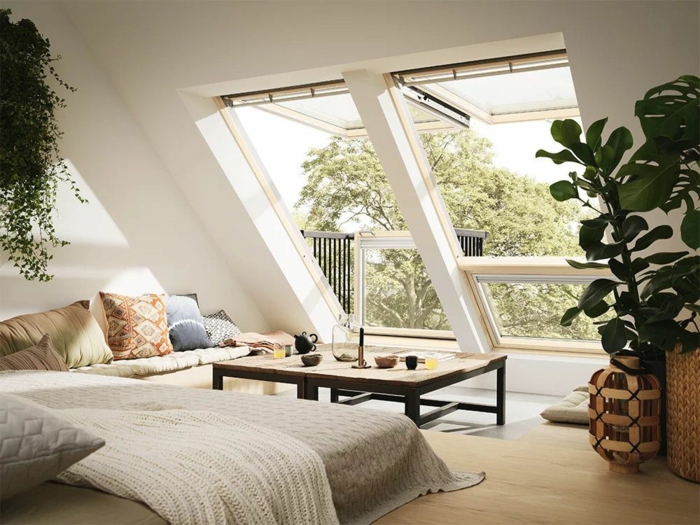gemütliches wohnzimmer einrichtung modernes ecksofa dekorative bunte kissen großes dachfenster austauschen kosten deko grüne pflanzen