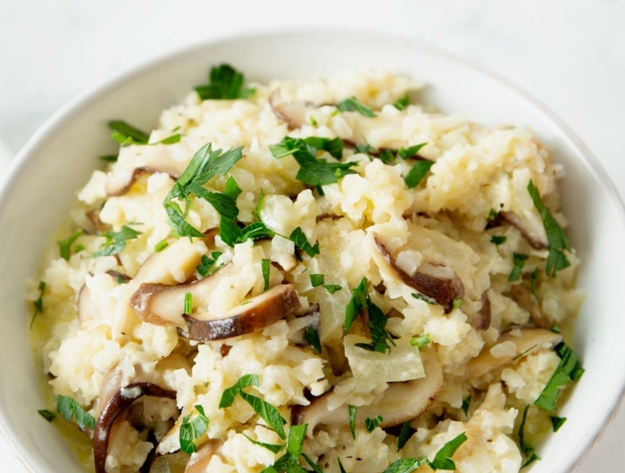 gerichte mit blumenkohl ein blumenkohl risotto mit frischen petersilien blättern und champignons