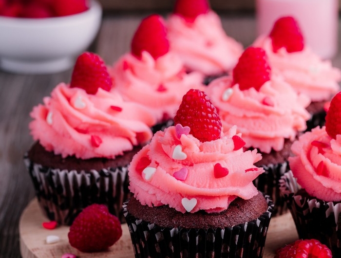 geschenke für jahrestag beziehung selbstgemacht geschenk valentinstag mann liebesgeschenke cupcakes mit erdbeeren sahne