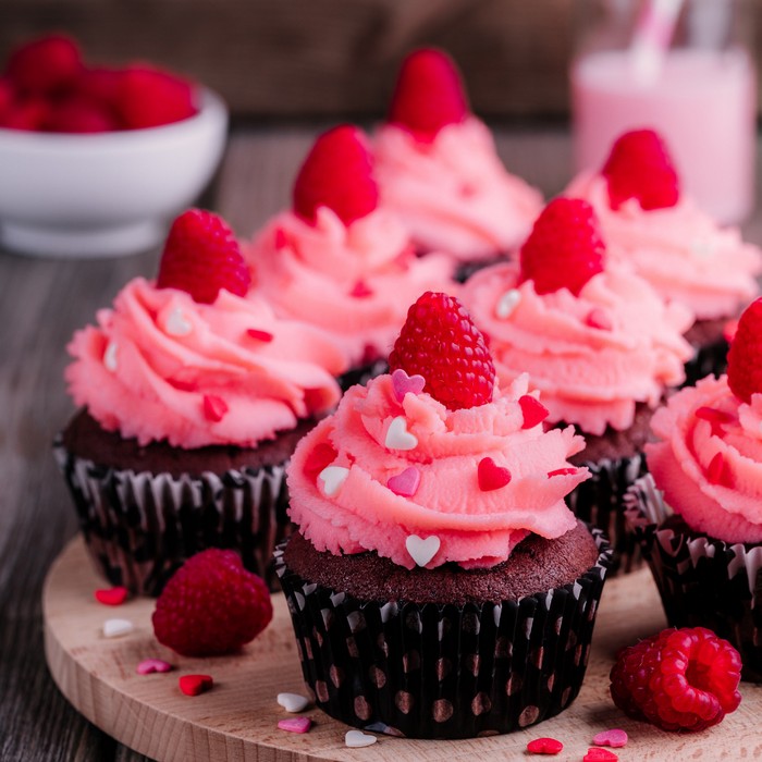 geschenke für jahrestag beziehung selbstgemacht geschenk valentinstag mann liebesgeschenke cupcakes mit erdbeeren sahne