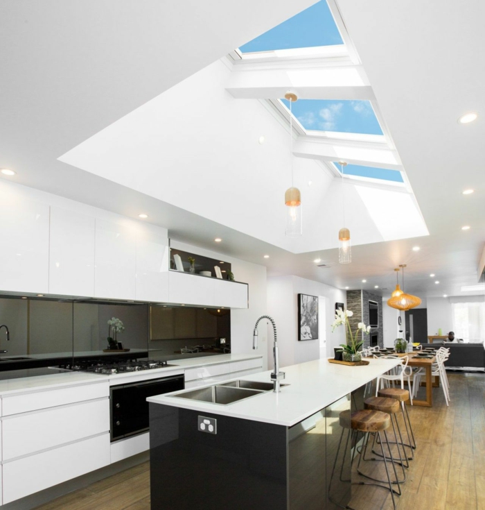 große moderne küche mit theke velux dachfenster größen inneneinrichtung inspiration modern