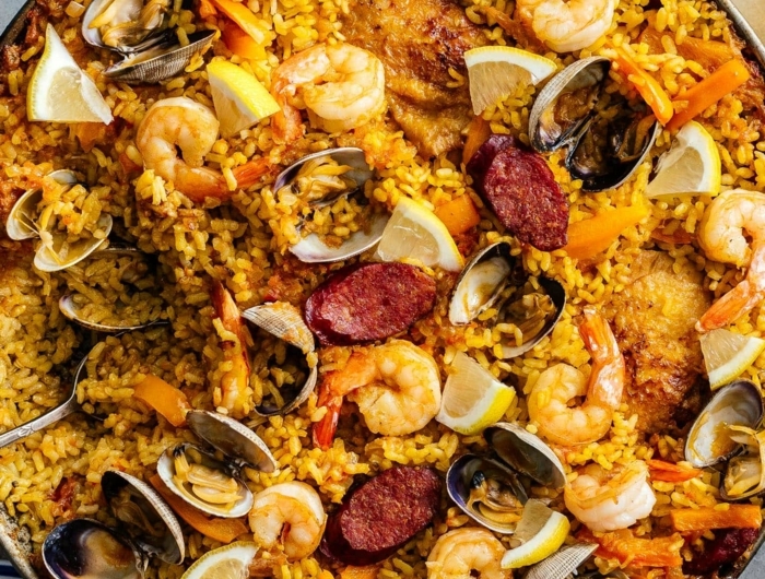 große schale spanische reisespeise leckere paella rezepte inspiration reis mit meeresfrüchten und fleisch zitronen