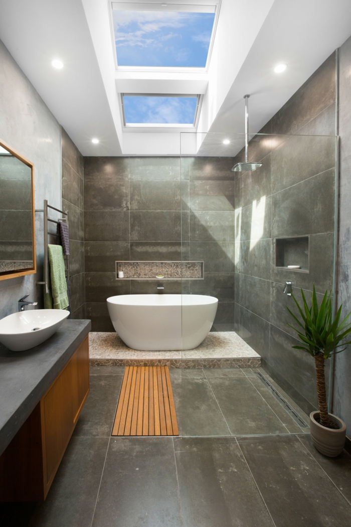 innenausstattung badezimmer mit badewanne schwarze fliesen velux fenstergrößen austauschen informationen und tipps grüne deko pflanze