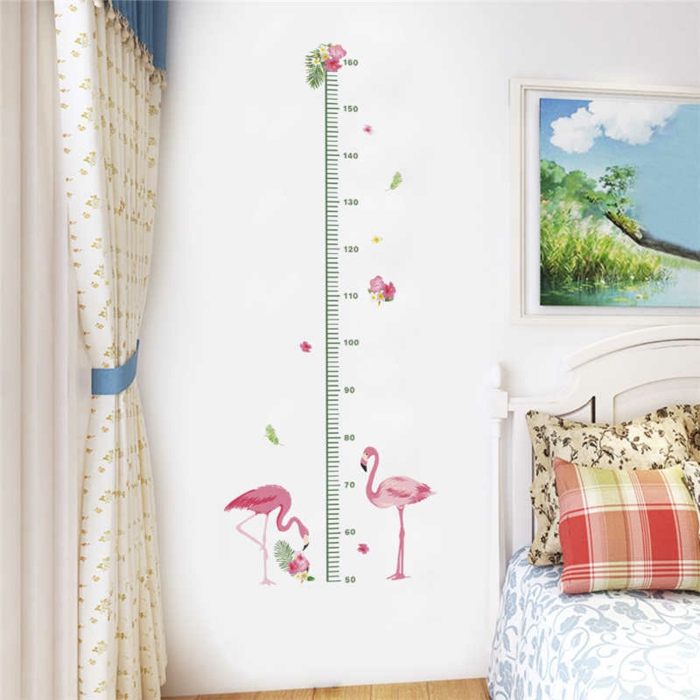 innenausstattung mädchenzimmer messlatte kinderzimmer wandsticker mit flamingos weiße gardinen weiß rotes kissen
