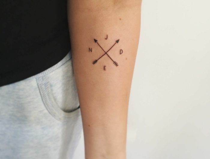 inspiration tattoo familien initialen mit zwei pfeilen originelle ideen tattoos am arm inspo