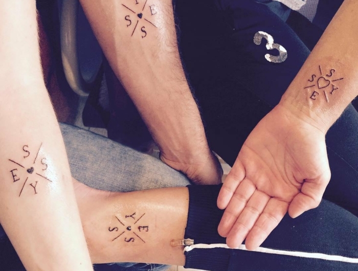inspo tätowierung am arm tattoo familine initialen mit herzen in der mitte persönliche tattoos ideen