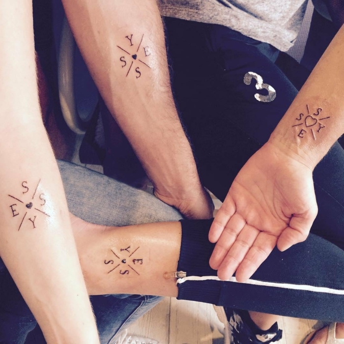 inspo tätowierung am arm tattoo familine initialen mit herzen in der mitte persönliche tattoos ideen