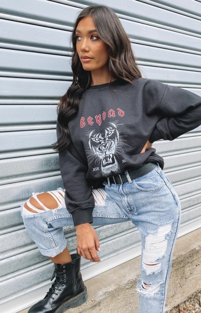 instagram baddie style inspiration jeans gerippt mit hohem bund schwarzes sweatshirt frau lange schwarze haare gewellt style inspo