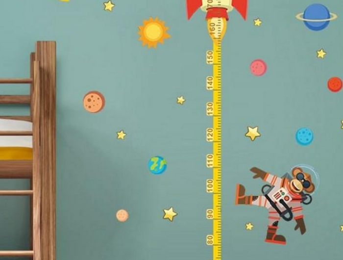 jungenzimmer einrichten modern kreative dekoration messlatte kinder wandtattoo weltall motive kosmonaut planeten sterne