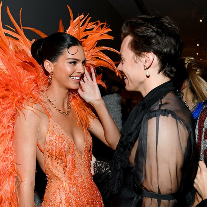 kendall jenner harry styles freundin met gala 2019 fashion inspiration oranges kleid mit federn versace kleid style