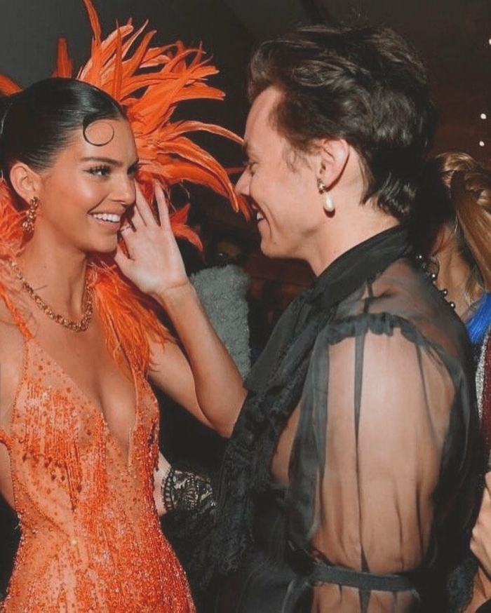 kendall jenner harry styles freundin met gala 2019 fashion inspiration oranges kleid mit federn versace kleid