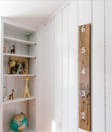 klassische messlatte kinderzimmer aus holz mit weißen ziffern einzigartige dekoration jungenzimmer regal mit spielzeugen