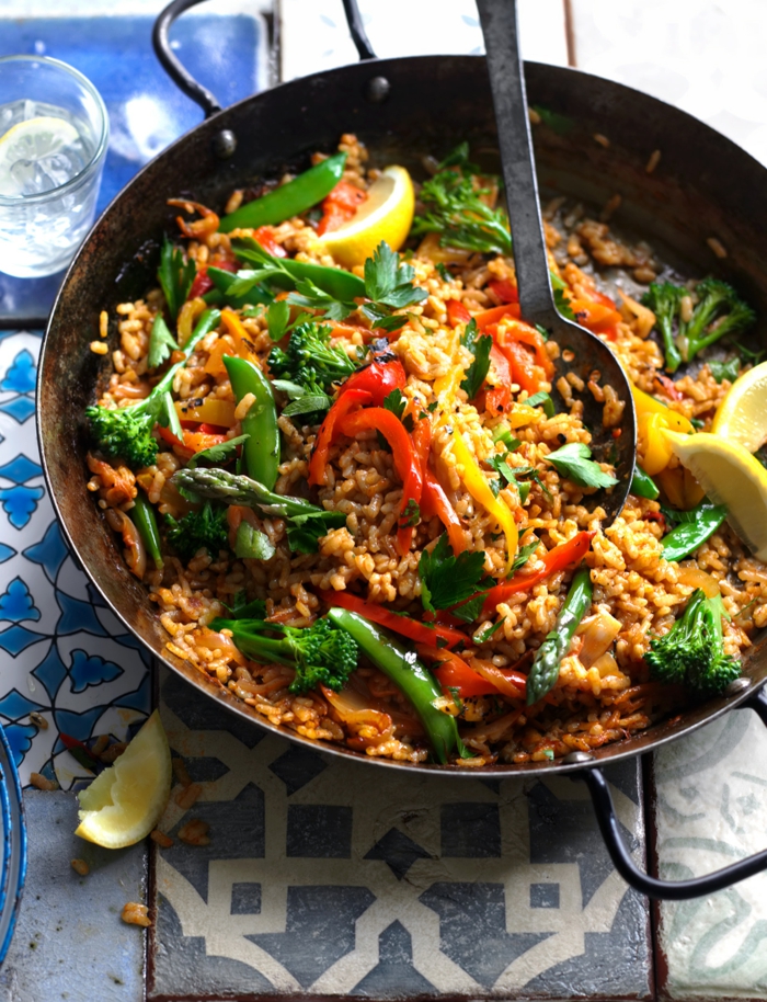 klassische spanische gerichte mit gemüse paella rezept vegetarisch gesunde gerichte zubereiten große schwarze platte