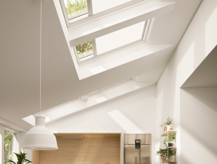 kleine küche einrichten inspiration weiße hängende lampe velux fenster einbauen dachfenster austauschen informationen