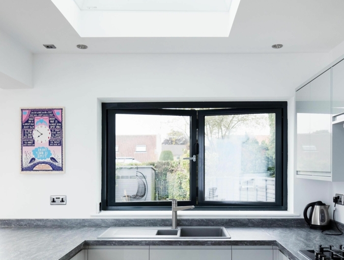 kleine küche mit fenster minimalistische einrichtung weiße küchenschränke velux dachfenster größen infos und tipps