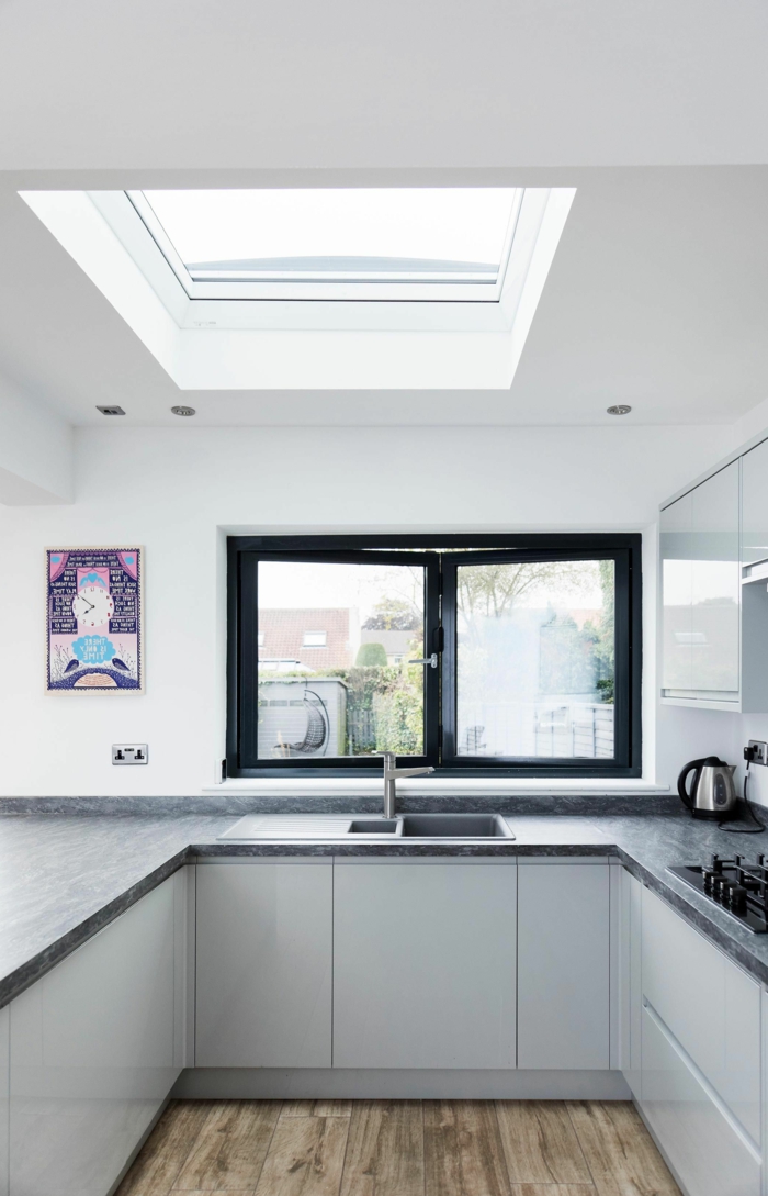 kleine küche mit fenster minimalistische einrichtung weiße küchenschränke velux dachfenster größen infos und tipps