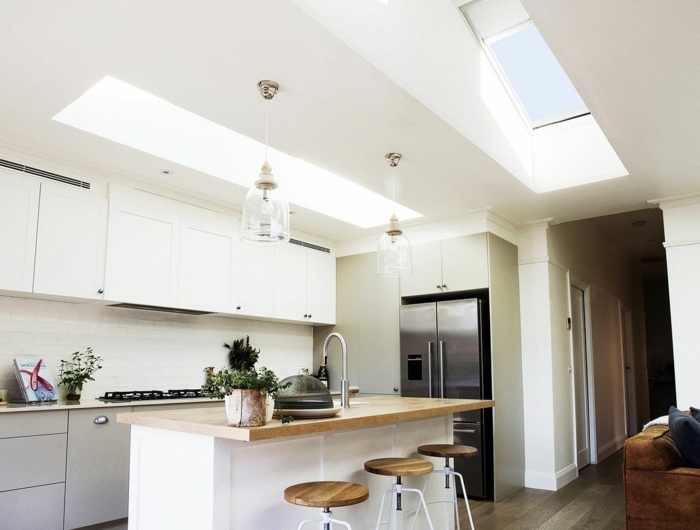 kleine minimalistische küche in weiß mit insel velux dachfenster austauaschen informationen und tipps
