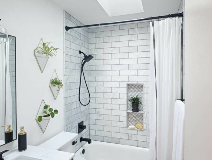 kleines badezimmer einrichten mit badewanne weiße fliesen velux fenster einbauen infos deko grüne pflanzen
